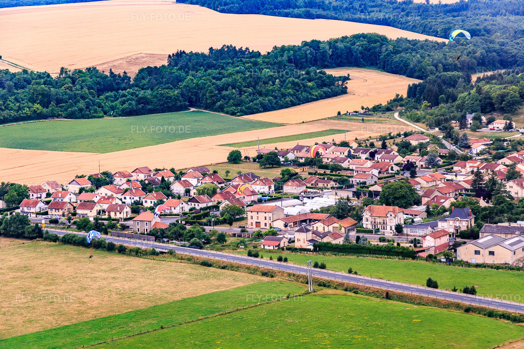 Luftbild: Av. de Domremy in Vaucouleurs im Bundesland Meuse in Frankreich. – Foto: IMG_083617.jpg vom 13.07.2015 durch Werner Riehm/FLY-FOTO.de – Auflösung des Originals: 5472 x 3648 px
