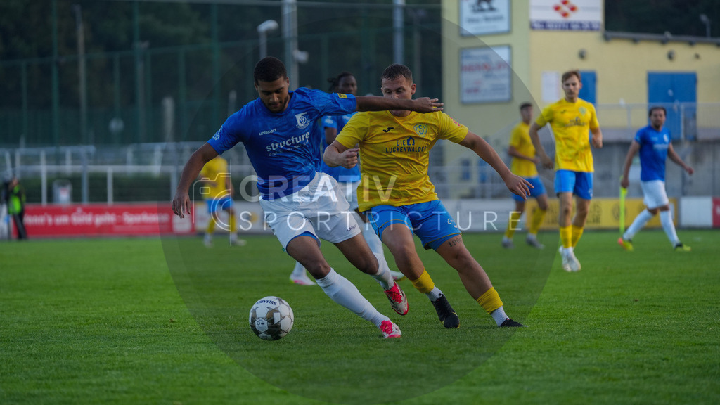 Fußball, Herren, Saison 2025/2026, Regionalliga Nordost, 6. Spieltag, FSV 63 Luckenwalde vs. VSG Altglienicke, Freitag 29.08.2025, Werner-Seelenbinder-Stadion Luckenwalde, | Fußball, Herren, Saison 2025/2026, Regionalliga Nordost, 6. Spieltag, FSV 63 Luckenwalde vs. VSG Altglienicke, Freitag 29.08.2025, Werner-Seelenbinder-Stadion Luckenwalde, Im Bild: David Kebe (l. Altglienicke) und Lucas Will (r. Luckenwalde) - Realisiert mit Pictrs.com