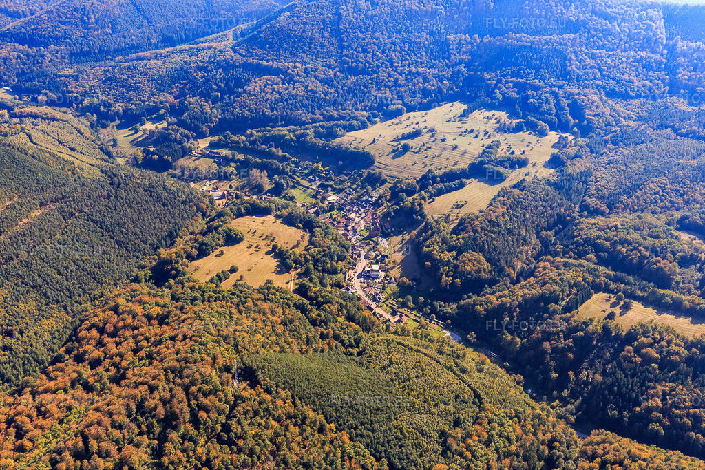 Vue aérienne: Vue de la ville depuis le nord à Niedersteinbach dans le département Bas Rhin, France.Photo: IMG_095104.jpg prise le 16/10/2016 par Werner Riehm/FLY-FOTO.euRésolution de l'original: 5472 x 3648 px