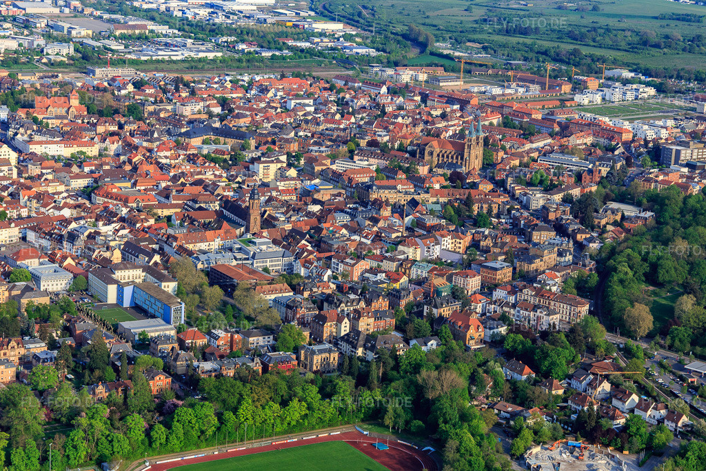 Luftbild: Ortsansicht von Westen in Landau in der Pfalz im Bundesland Rheinland-Pfalz in Deutschland. Foto: IMG_106701.jpg vom 21.04.2018 durch Werner Riehm/FLY-FOTO.de