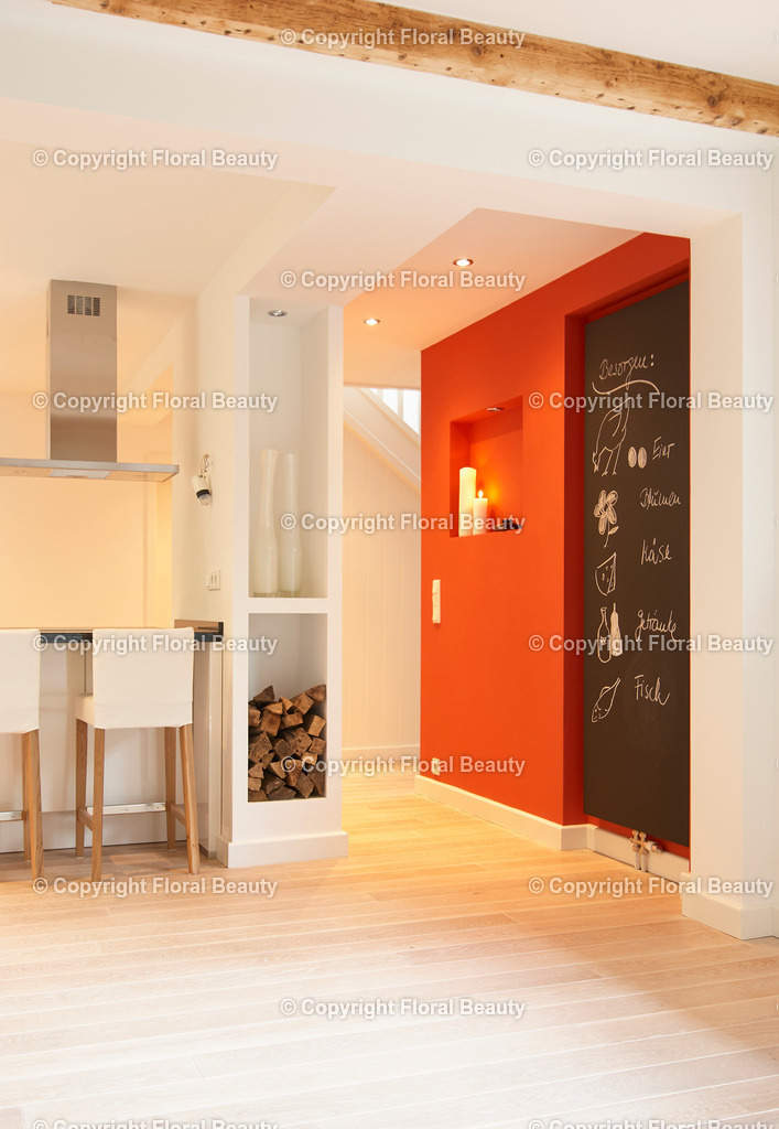 Umbau eines Rotklinkerhauses | Raumteiler mit Wandnische für Kaminholz zwischen Küche und Flur. Rote Wand mit Tafel - Realisiert mit Pictrs.com