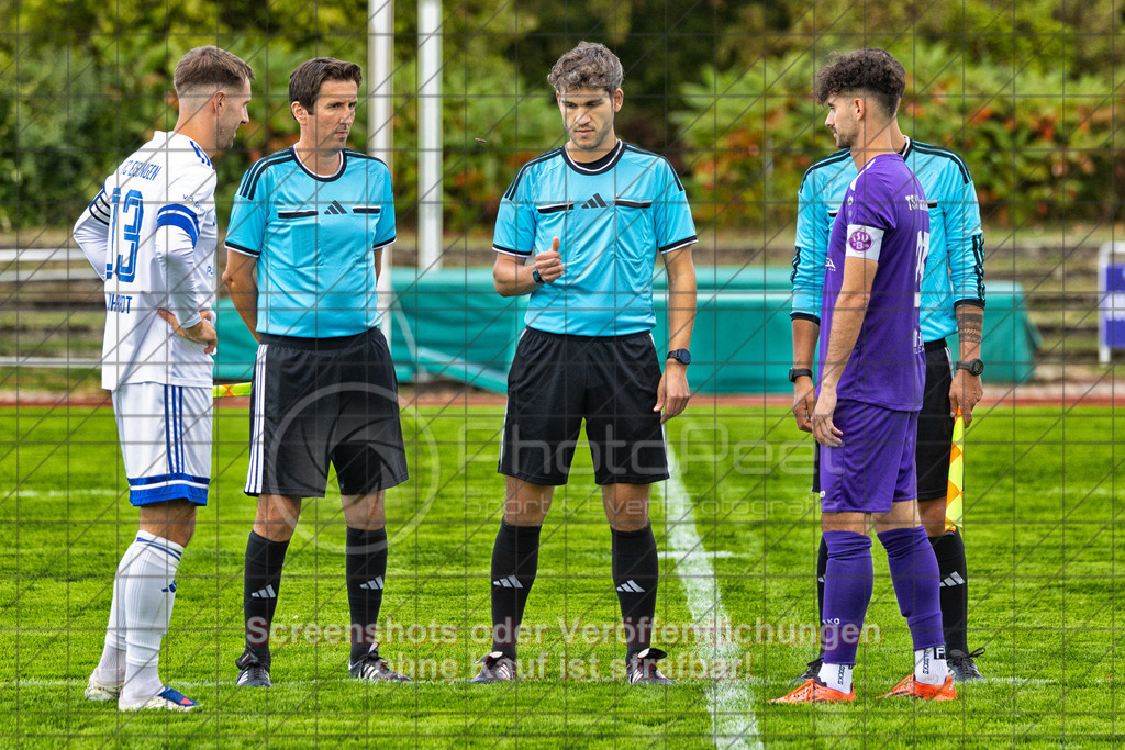 20261010_152841_0085-Bearbeitet_(c)_by_PhotoPeet | #,1.FC Eislingen (weiß) vs. TSV Bernhausen (lila), Fussball, Landesliga 2 - wfv, 11. Spieltag, Saison 2026/2027, Rasenplatz, Eichbachstation, Haldenstraße, 73054 Eislingen, 10.10.2026 - 15:30 Uhr,Foto: PhotoPeet / Sport- &amp; Eventfotografie / Peter Harich