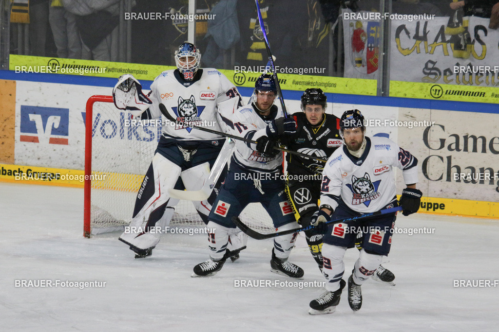 Krefeld Pinguine - Kassel Huskies | Krefeld, Deutschland, 05.12.2025: Mathew Santos (Krefeld Pinguine) im Kampf um den Puck während des DEL2-Spiels zwischen Krefeld Pinguine - EC Kassel Huskies am 05.12.2025 in der Yayla-Arena in Krefeld, Deutschland. (Foto Ralph Görtz / Brauer-Fotoagentur)