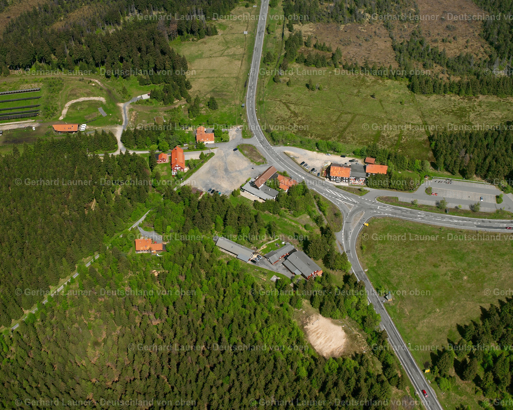 2638485 | SANKT ANDREASBERG 09.06.2006 Landwirtschaftliche Nutzflächen und Feldgrenzen  umsäumen das Siedlungsgebiet des Dorfes in Sankt Andreasberg im Bundesland Niedersachsen, Deutschland // Agricultural land and field boundaries surround the settlement area of the village  in Sankt Andreasberg in the state Lower Saxony, Germany Foto: Gerhard Launer
