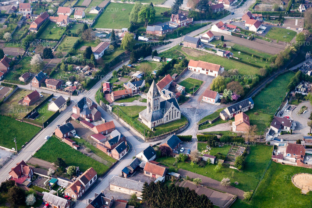 Aerial view: Eglise de VENDHUILE in Vendhuile in the state Aisne, France. – Photo: IMG_40029.jpg taken on 04/17/2011 by Werner Riehm/FLY-FOTO.com – Resolution of the original: 4752 x 3168 px