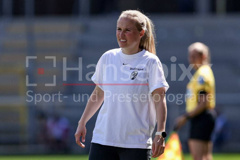 Fussball, Google Pixel Frauen-Bundesliga, SC Freiburg - SV Werder Bremen | Theresa Merk (Trainerin, SC Freiburg) Portrait, Nahaufnahme, Einzelfoto, Einzelbild, DIE DFB-RICHTLINIEN UNTERSAGEN JEGLICHE NUTZUNG VON FOTOS ALS SEQUENZBILDER UND/ODER VIDEOÄHNLICHE FOTOSTRECKEN. DFB REGULATIONS PROHIBIT ANY USE OF PHOTOGRAPHS AS IMAGE SEQUENCES AND/OR QUASI-VIDEO.