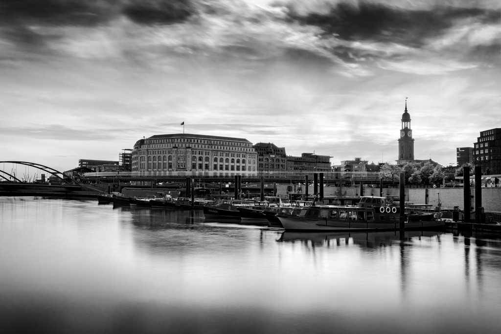 10250113 - Michel und Binnenhafen in schwarzweiß | Kaufen Sie Hamburg Bilder und Hamburg Fotos auf Leinwand, Acrylglas, Alu-Dibond, oder als Poster in Hamburgs großer Onlinegalerie. Elbphilharmonie Bilder, Hamburger Hafen, Speicherstadt, Alster und viel mehr.