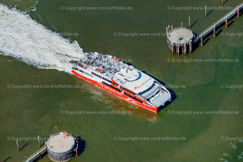 Cuxhaven_Halunder_Jet_ELS_7778300822 | CUXHAVEN 13.08.2022 Fahrt eines Fähr- Schiffes " Katamaran Halunder Jet der FRS Reederei" in Cuxhaven Hafen Alte Liebe im Bundesland Niedersachsen, Deutschland. // Travel of a ferry ship "Katamaran Halunder Jet der FRS Reederei" in Cuxhaven habour in the state Lower Saxony, Germany. Foto: Martin Elsen