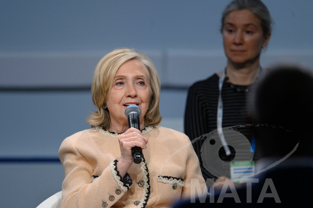 _DWA0175 | Die US-Politikerin Hillary Clinton auf der Veranstaltung Girls Just Want to Have Fundamental Rights: Fighting the Global Pushback im Rahmen der Münchner Sicherheitskonferenz 2026. München, 14.02.2026 Bayern Deutschland - Realisiert mit Pictrs.com