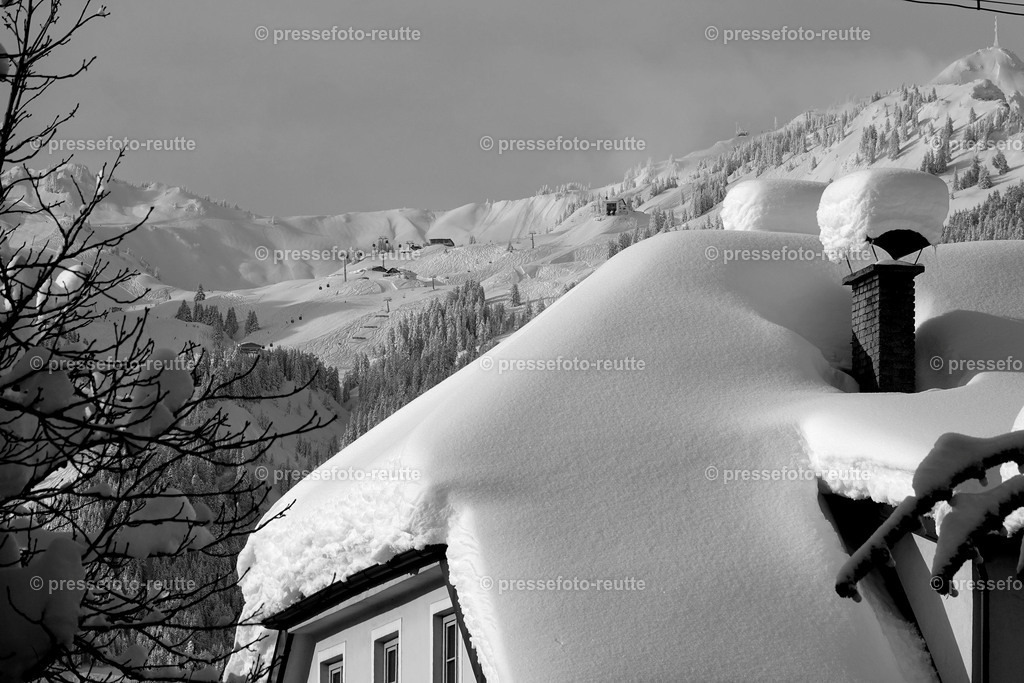 2019-Reutte-Winterimpression_11012019-welltvi-_DSC1657-SW | Info aus dem Bezirk Reutte/Ausserfern Tirol sowie eine umfangreiche Bilddatenbank über die gesamte Region: Lechtal, Talkessel Reutte, Tannheimertal, Zwischentoren. Lech, Plansee, Zugspitze, Grenztunnel, B179, Fernpassstraße, Verkehr, Lawinen, Tradition, - Realisiert mit Pictrs.com