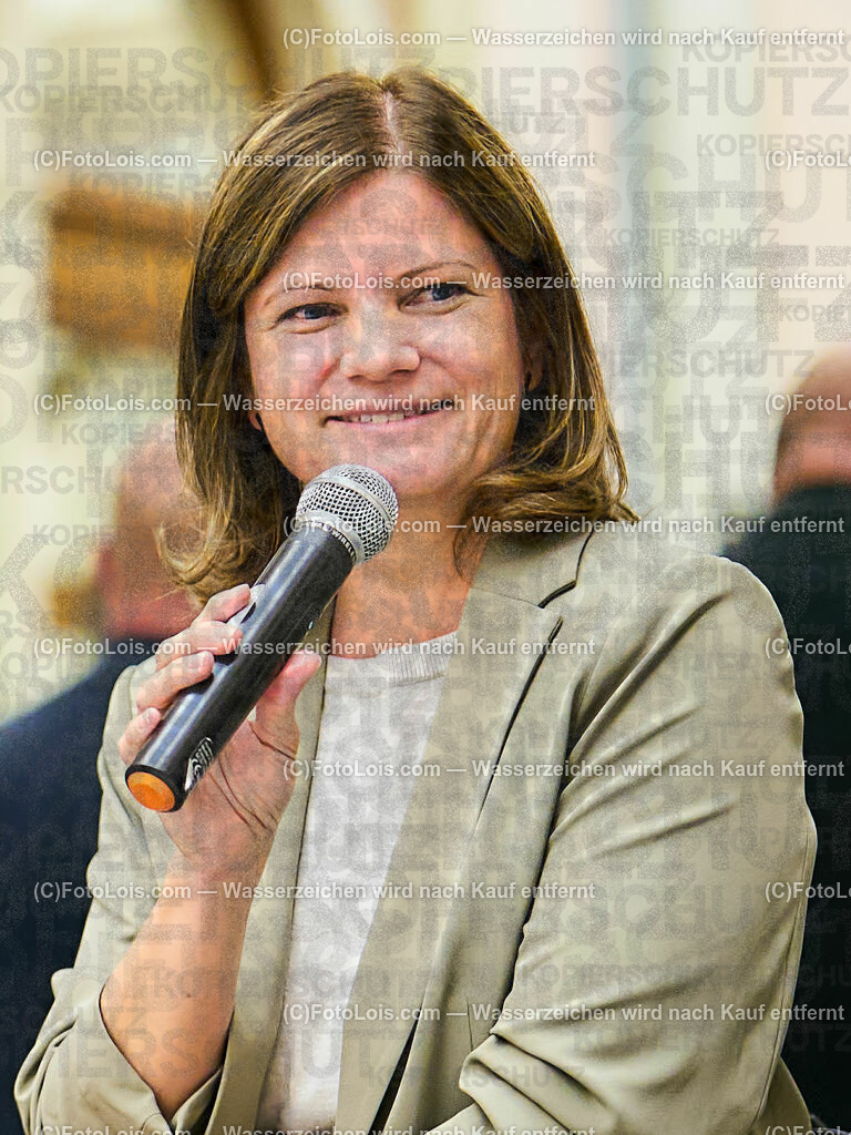 ALP6513_TdBerufsfotografie_Diskussion KI_Habinger Michaela | (C)FotoLois.com, Alois Spandl, Tage der NÖ Berufsfotografie in Baden, Posiumsdiskussion um die Künstliche Inteligenz in der Fotografie im Arnulf Rainer Museum Baden mit Gisela Kayser (Kuratorin und ehemalige künstlerische Leiterin und GF des Freundeskreis Willy-Brandt-Haus Berlin) Peter-Matthias Gaede (Journalist, ehem. Chefredakteur GEO), Michael Schnabl (Berufsfotograf in Graz, KI-Künstler), Christoph Künne (Docma), Michaela Habinger (Berufsfotografin NÖ), Michael Aurednik (Rechtsanwalt der NÖ Berufsfotografie), Christian Schörg (Landesinnungsmeister NÖ), Fr 6. Oktober 2023.