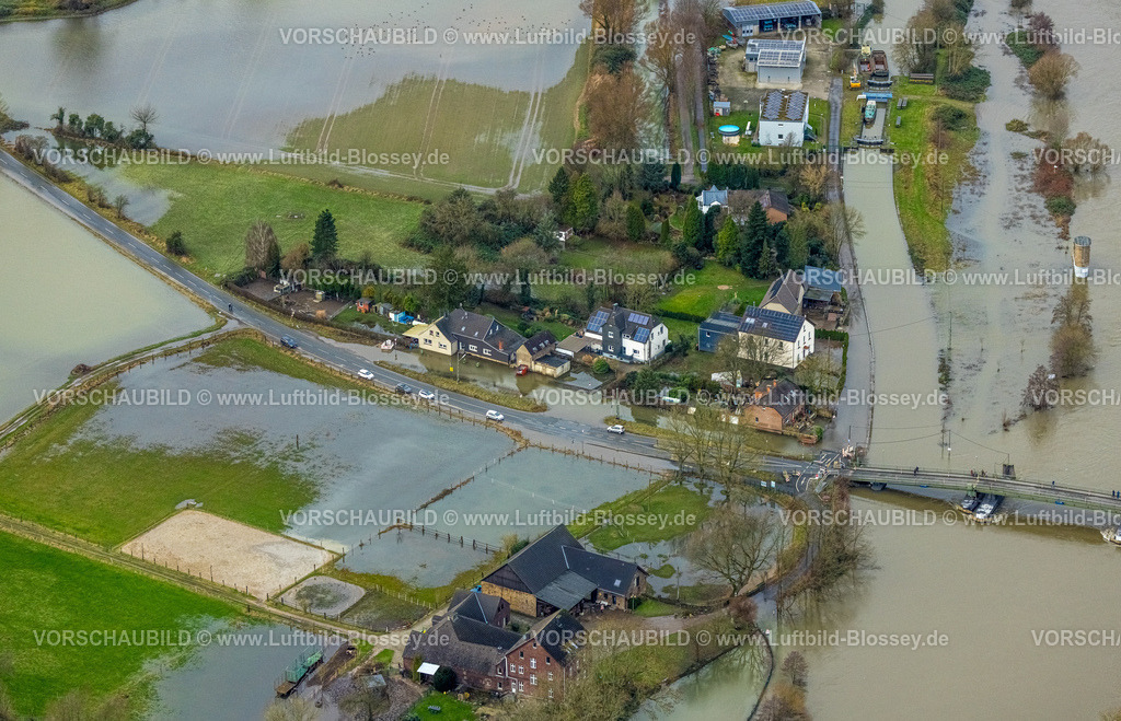 Bochum231202475Ruhr | Luftbild, Ruhrhochwasser, Weihnachtshochwasser 2023, Fluss Ruhr tritt nach starken Regenfällen über die Ufer, Überschwemmungsgebiet an der Schwimmbrücke Dahlhausen, Bäume und Wohnhäuser im Wasser, Wohngebiet, Baak, Hattingen, Ruhrgebiet, Nordrhein-Westfalen, Deutschland