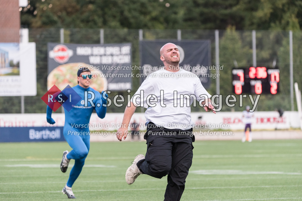 RS-1-003638 | Kameramann gewinnt – mit 30 Yard Start-Vorsprung – knapp den Wettlauf gegen Cyber Rocket, Julian Völling, ehemaliger Sea Devils und aktueller Pioneers Wide Receiver und gewinnt einen Preis von GlobalConnect. Die Einkünfte aus den Teilnahmelosverkäufen kommen dem Kinderhospiz zugute.