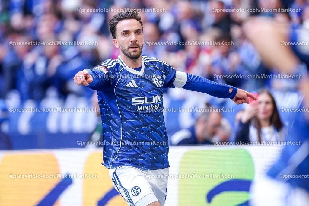 S0419042601012 | 19.04.2026, Fußball, FC Schalke 04 - SC Preußen Münster, 30. Spieltag, 2. Fußball Bundesliga, Veltins-Arena Gelsenkirchen, Saison 2025 2026: Torjubel nach dem Tor zum 1:0 durch Torschütze Kenan Karaman&nbsp;&nbsp;(Schalke04 #19)  DFB regulations prohibit any use of photographs as image sequences and or quasi-video.