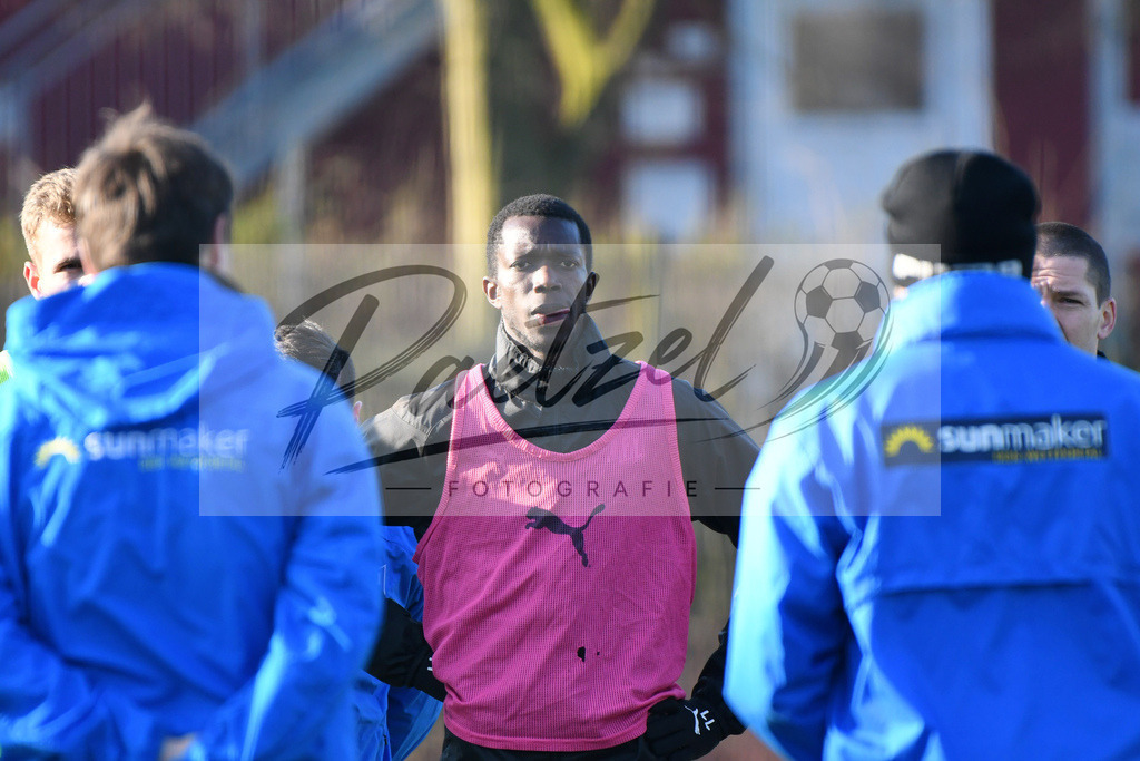 20200207_TRAOSN_0076 | Fußball, Herren: Assan Ceesay (VfL Osnabrueck) schaut waehrend der Trainingseinheit des VfL Osnabrueck im Sportpark Illoshoehe am 07.02.2020 in Osnabrueck, Deutschland. - Realisiert mit Pictrs.com