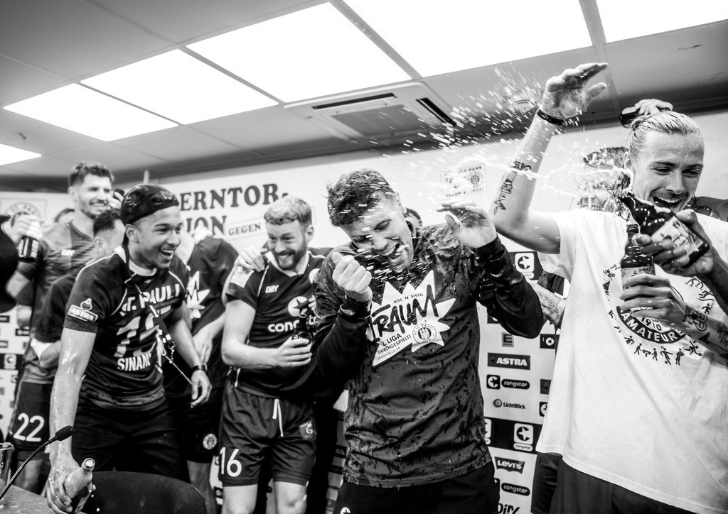 DSC03696 | Der offizielle Shop für FC St. Pauli Fotos. Wähle aus Spielszenen & Fanmomenten dein FCSP Wunschformat. Wir liefern Millerntor-Atmosphäre.