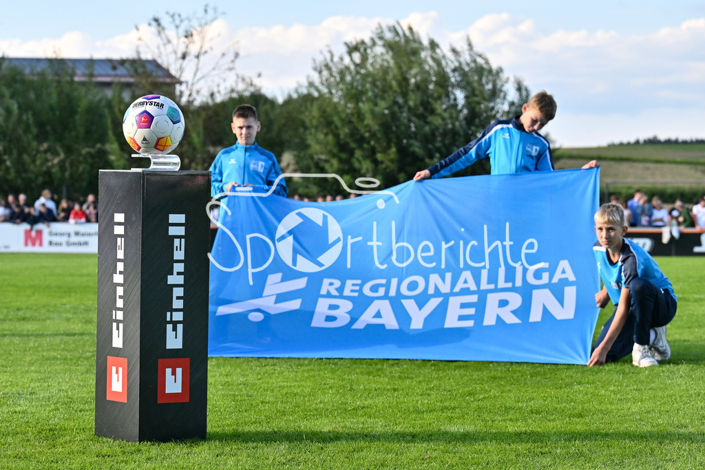 SpVgg Hankofen-Hailing - FC Bayern Amateure | Der Spielball wird von EINHELL in Szene gesetzt / Regionalliga Bayern / Symbolbild / Werbung