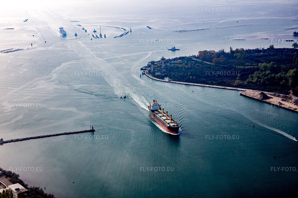 Vue aérienne: Vue de la ville à Santa Maria del Mare dans le département Vénétie, Italie. Photo: IMG_087472.jpg prise le 06/04/2016 par Werner Riehm/FLY-FOTO.euRésolution de l'original: 5472 x 3648 px