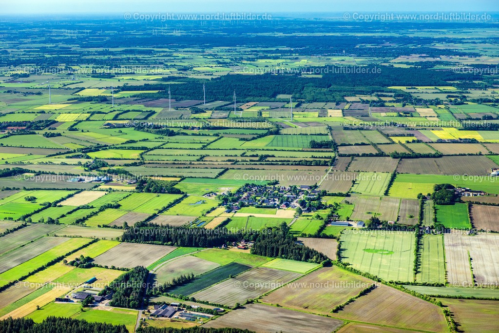 Westre_ELS_7640100623 | WESTRE 10.06.2023 Ortsansicht am Rande von landwirtschaftlichen Feldern und Nutzflächen in Westre im Bundesland Schleswig-Holstein, Deutschland. // Village view on the edge of agricultural fields and land in Westre in the state Schleswig-Holstein, Germany. Foto: Martin Elsen