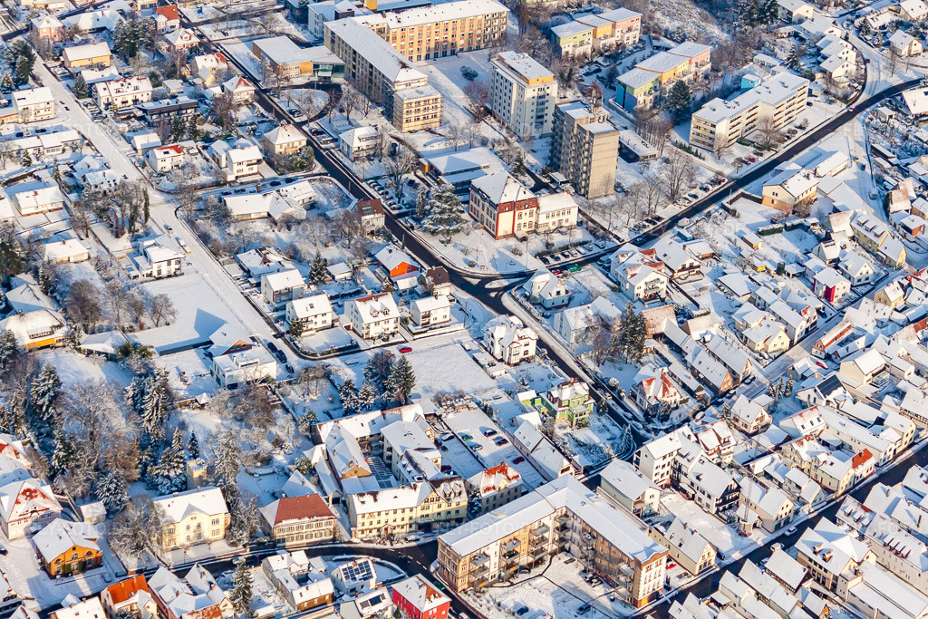 Luftbild: ehem. Landwirtschaftsschule und Krankenhaus im Schnee in Kandel im Bundesland Rheinland-Pfalz in Deutschland. Foto: IMG_35942.jpg vom 18.12.2010 durch Werner Riehm/FLY-FOTO.de