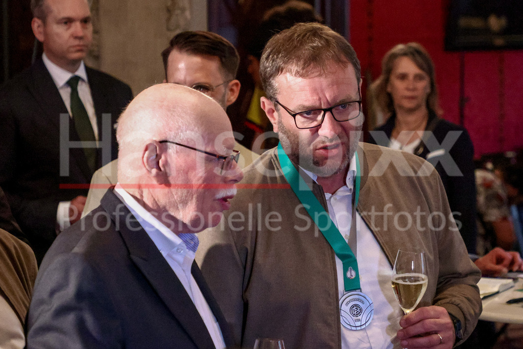 Fussball, Frauen, Senatsempfang SV Werder Bremen | v.li.: Ulrich Mäurer (Senator für Inneres und Sport der Freien Hansestadt Bremen) im Gespräch mit Thomas Horsch (Trainer, Cheftrainer, SV Werder Bremen)