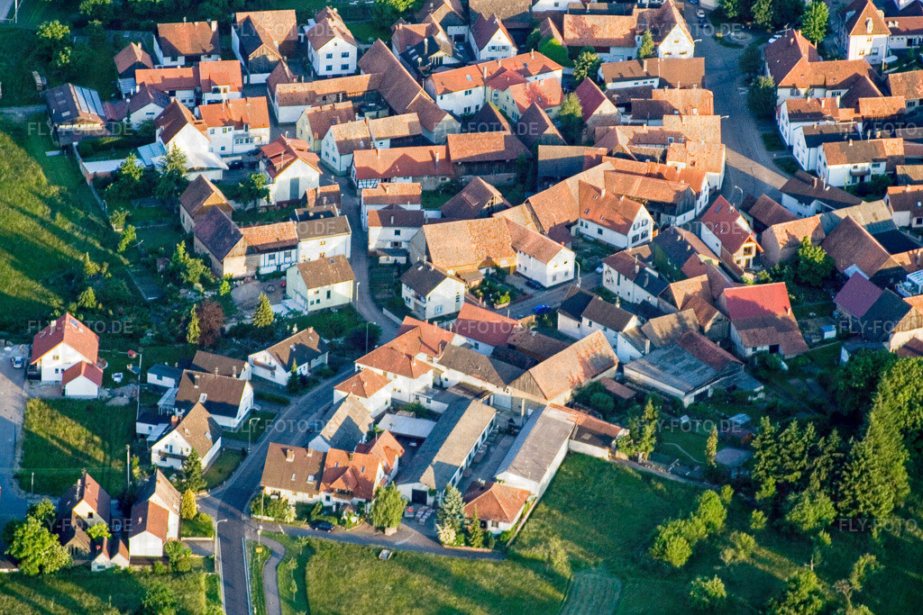 Dorfbrunnenstr | Luftbild: Dorfbrunnenstr im Ortsteil Büchelberg in Wörth im Bundesland Rheinland-Pfalz in Deutschland. Foto: IMG_2560.jpg vom 08.06.2006 durch Werner Riehm/FLY-FOTO.de - Realisiert mit Pictrs.com
