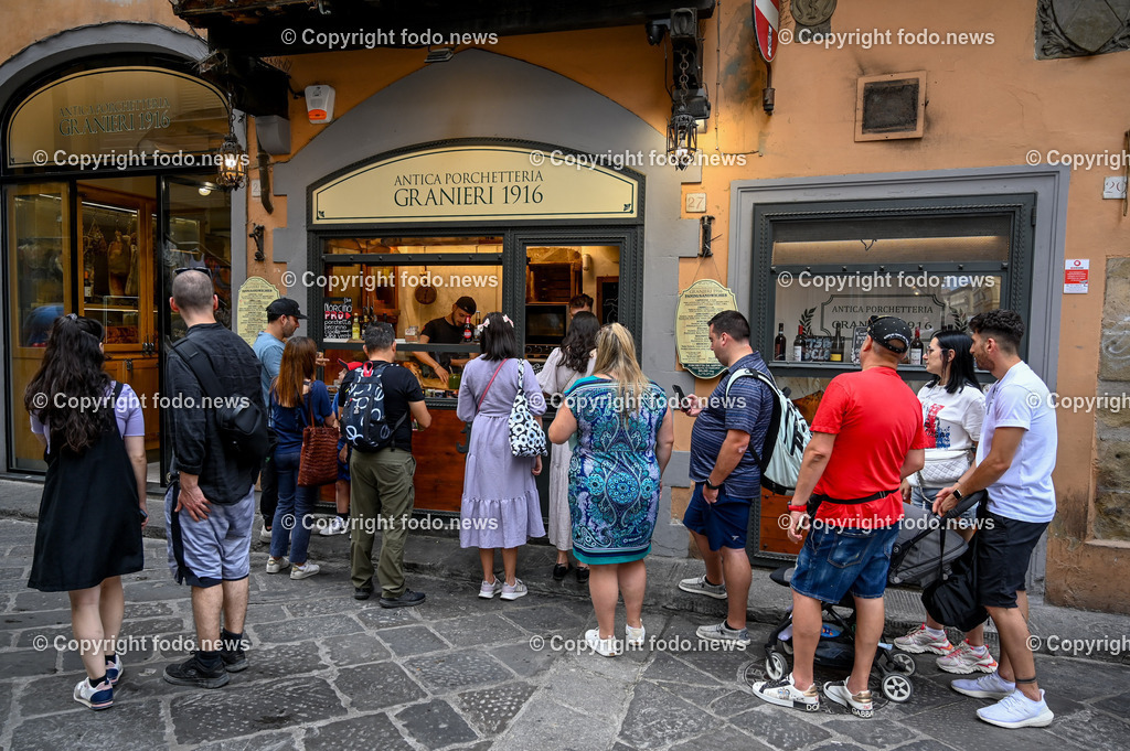Italien_ Toscana_ Florenz_ 30.05.2024-359 | 30.05.2024, Italien, ITA, Toskana, Florenz im Bild Stadtansichten, Gebäude, Architektur, Touristen, Historisch, Souvenir, Altstadt, Museum, Statuen, Skulpturen, Piazza della Signoria, Statue David, Palazzo Vecchio, Neptunbrunnen, Piazza della Repubblica, Ponte Vecchio, Brücke, Uffizien, Kathedrale Santa Maria del Fiore, Arno, Fluß


Florenz, Firenze, ist eine italienische Großstadt. Nach Einwohnern ist sie die achtgrößte Stadt Italiens. Florenz ist die Hauptstadt sowie größte Stadt der Region Toskana und der Metropolitanstadt Florenz, in der etwa eine Million Menschen leben. Florenz ist für seine Geschichte berühmt. Leonardo da Vinci verbrachte große Teile seiner Jugend in Florenz, Michelangelo fand Unterschlupf in der Kirche der Medici, Galileo Galilei wohnte als Hofmathematiker in den Palästen der Medici. Von 1865 bis 1871 war die Stadt die Hauptstadt des neu gegründeten Königreichs Italien. Das historische Zentrum von Florenz zieht Jahr für Jahr Millionen von Touristen an. Die historische Innenstadt wurde von der UNESCO im Jahre 1982 zum Weltkulturerbe erklärt. 
Quelle: Wikipedia
