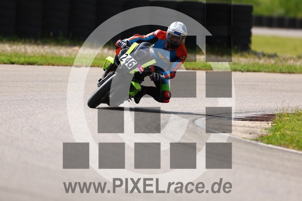 0246-20250503_00982 | Schöne Erinnerungen an spannende Momente - das festzuhalten ist unser Job. PIXELrace.de ist seit 2003 auf den Rennstrecken Europas unterwegs um die Action draußen beim Fahren und die wunderbare Stimmung imm Fahrerlager für euch einzufangen.