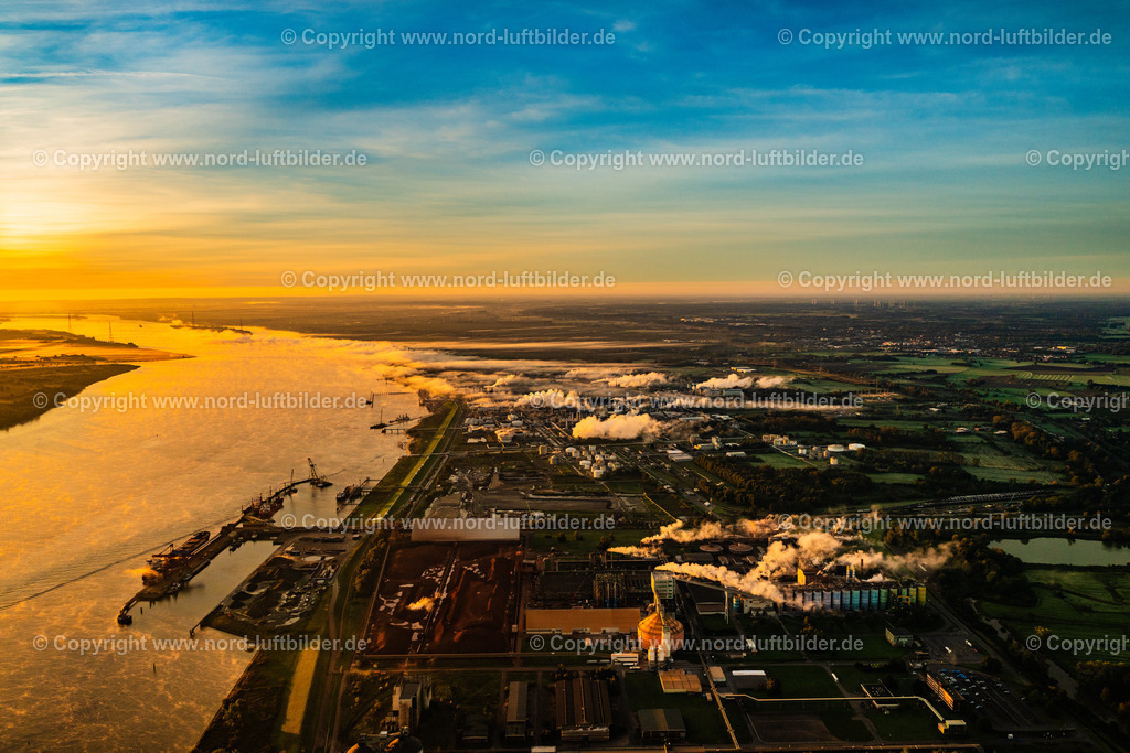 Stade_Bützfleth_Dow_Olin_Im_Nebel_ELS_0157181023 | STADE 18.10.2023 Nebel- und Wolken- Schichten über den Raffinerie- Anlagen und Leitungssysteme auf dem Werksgelände des Mineralöl- Produzenten der Dow Deutschland Anlagengesellschaft mbH am Bützflether Sand in Bützfleth im Bundesland Niedersachsen, Deutschland. Weiterführende Informationen bei: Dow Deutschland Anlagengesellschaft mbH. // Mist and cloud layers over the Refinery equipment and management systems on the factory premises of the mineral oil manufacturers of Dow Deutschlond Anlagengesellschaft mbH in Buetzfleth in the state Lower Saxony, Germany. Further information at: Dow Deutschland Anlagengesellschaft mbH. Foto: Martin Elsen