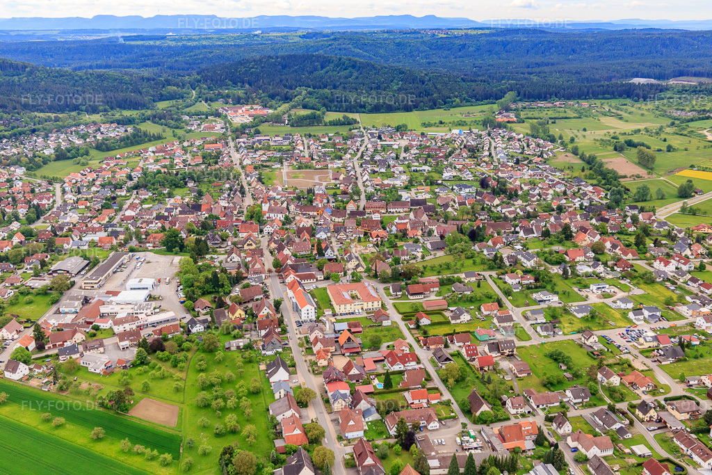 Luftbild: Ortsansicht aus Nordwesten in Vöhringen im Bundesland Baden-Württemberg in Deutschland. Foto: IMG_114731.jpg vom 31.05.2019 durch Werner Riehm/FLY-FOTO.de