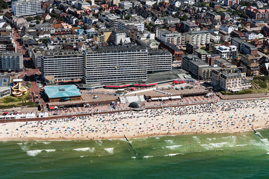 dr__0039594.jpg | WESTERLAND 23.07.2019 Strandpromenade Westerland auf derbereich Sylt mit dem Ortskern in Westerland und Blick auf das Strandhotel Monbijou, den Tourismus Service und das Congress Centrum Sylt im Bundesland Schleswig-Holstein, Deutschland. // Island area Sylt with the village center in Westerland in the state Schleswig-Holstein, Germany. Foto: Daniel Reiter