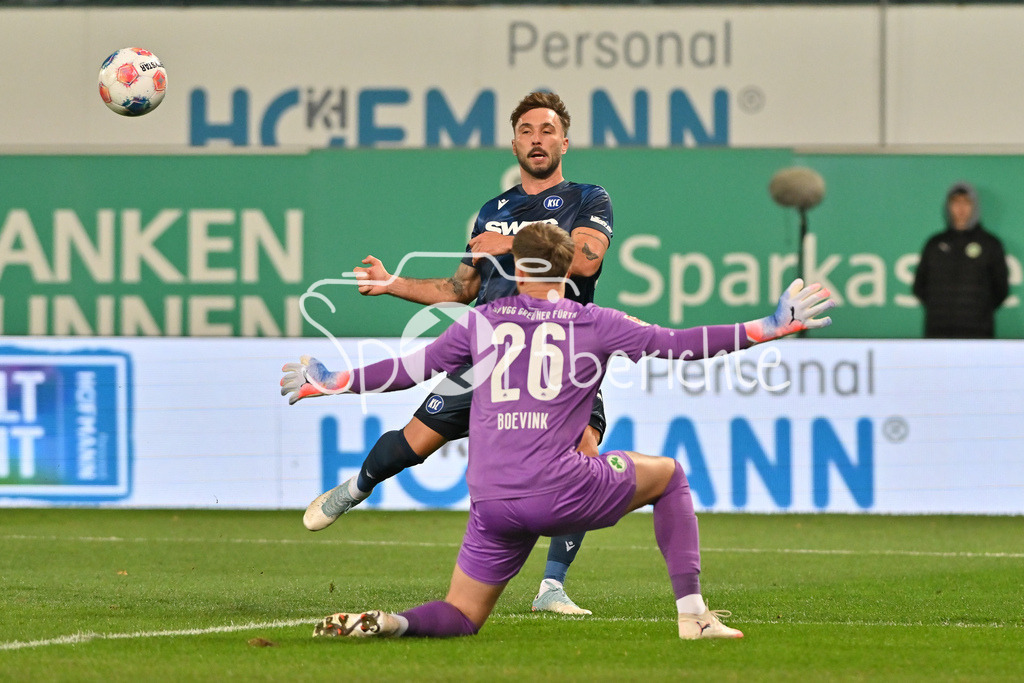 SpVgg Greuther Fürth - Karlsruher SC | FUERTH, GERMANY - OCTOBER 24: Fabian SCHLEUSENER (Karlsruher SC 24) shooting against Pelle BOEVINK (Spvgg Greuther Fuerth 26) during the 2. bundesliga match between SpVgg Greuther Fuerth vs. Karlsruher SC on matchday 10 at Sportpark Ronhof Thomas Sommer on October 24, 2025 in Fuerth, Germany / DFL REGULATIONS PROHIBIT ANY USE OF PHOTOGRAPHS AS IMAGE SEQUENCES AND/OR QUASI-VIDEO