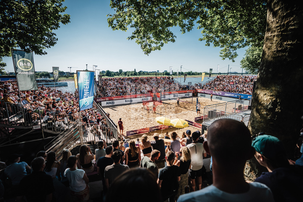 Beachvolleyball | Frauen | Allianz German Beach Tour 2025 | Tourstop Düsseldorf | 11.05.2025 | Das ausverkaufte Stadion am Rheinufer