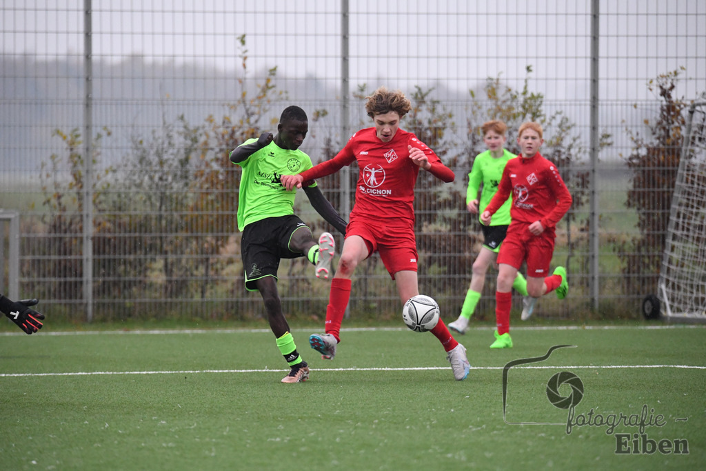 JFV Edewecht-Osnabrücker SC | C-Jugend Landesliga; JFV Edewecht (grün)-Osnabrücker SV (rot) am 18.11.2023; in Edewecht (Sportanlage Göhlenweg), Photo: Philip Eiben 2023 - Realisiert mit Pictrs.com