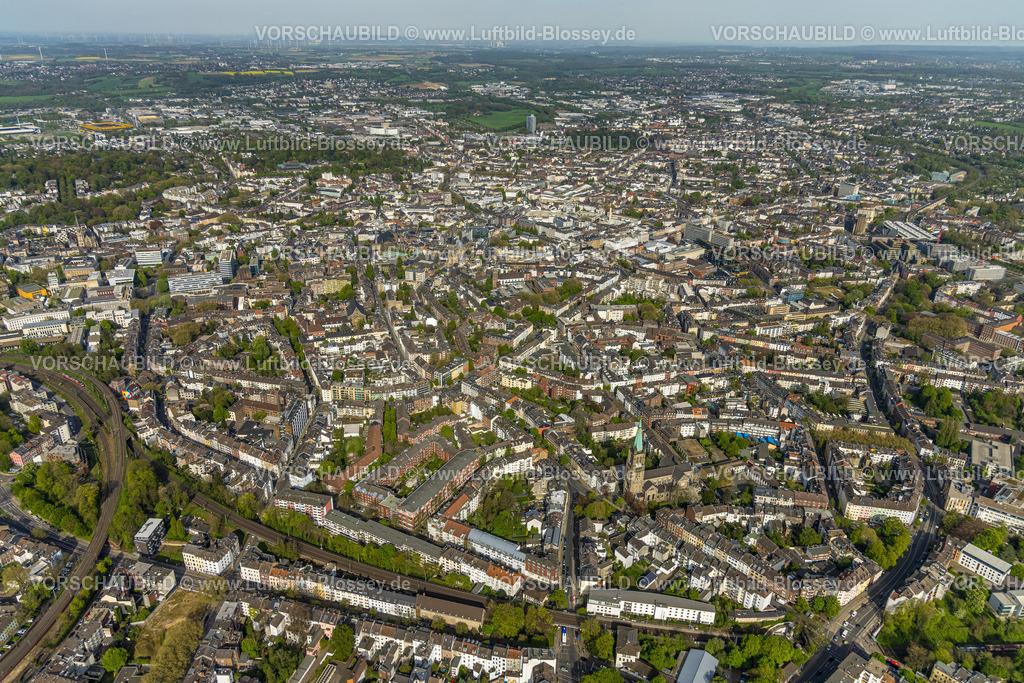 Aachen240403473 | Luftbild, Ortsansicht mit Altstadt, vorne die kath. Kirche St. Jakob, Wohngebiet und rechts die Bundesstraße B1, Markt, Aachen, Rheinland, Nordrhein-Westfalen, Deutschland