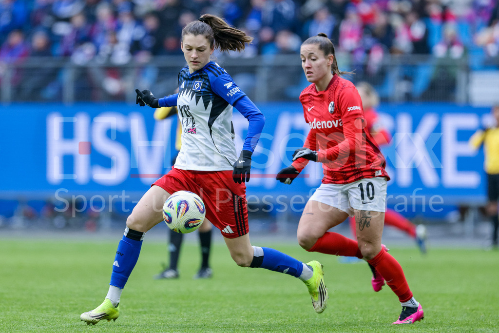 Fussball, Google Pixel Frauen-Bundesliga, Hamburger SV - SC Freiburg | v.li.: Lotta Wrede (Hamburger SV, HSV, 32) und Selina Vobian (SC Freiburg, 10) im Zweikampf, Duell, Dynamik, Aktion, Action, Spielszene, DIE DFB-RICHTLINIEN UNTERSAGEN JEGLICHE NUTZUNG VON FOTOS ALS SEQUENZBILDER UND/ODER VIDEOÄHNLICHE FOTOSTRECKEN. DFB REGULATIONS PROHIBIT ANY USE OF PHOTOGRAPHS AS IMAGE SEQUENCES AND/OR QUASI-VIDEO.