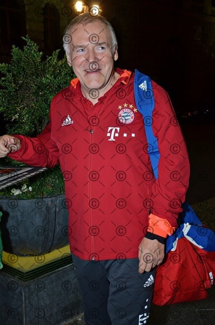 RGE_6426 | Hermann Gerland nach der Siegesfeier auf dem Weg ins Hotel - Realisiert mit Pictrs.com