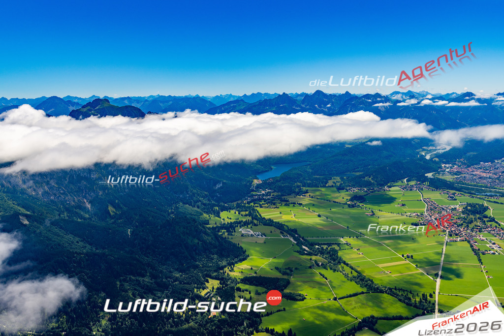 Die Luftaufnahme Hohenschwangau - Schwangau wurde 2022 vom Flugzeug aus (keine Drohne) erstellt. Hohe Auflösung -für große Poster und Wandbilder geeignet - Garantiert!