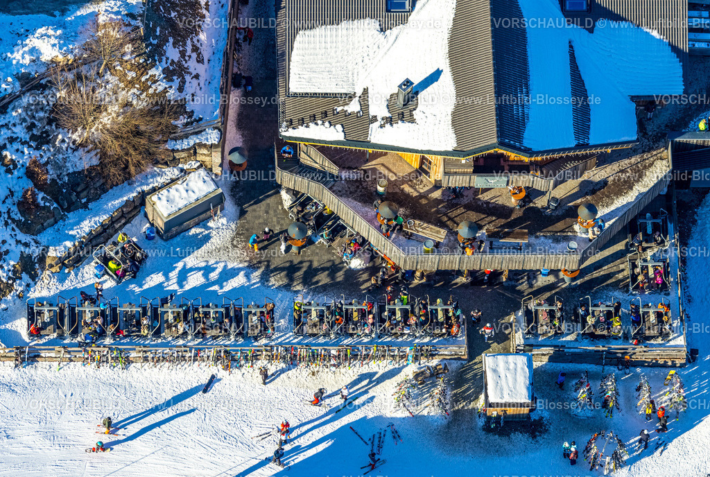 Winterberg230205891 | Luftbild, Winterliches Hüttenflair im Restaurant Bei Möppi, Erlebnisgastronomie bei Sonnenschein, Winterberg, Sauerland, Nordrhein-Westfalen, Deutschland