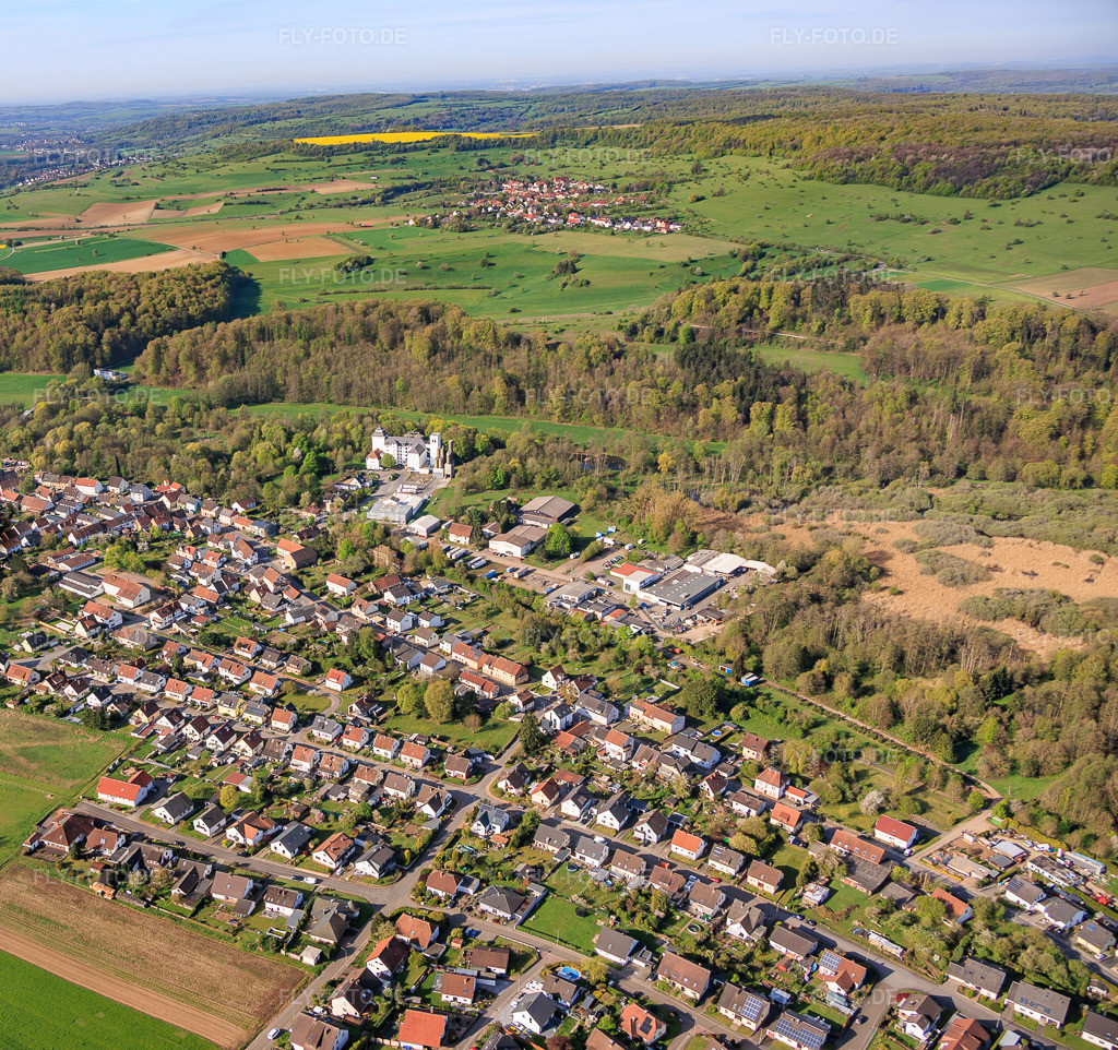 Luftbild: Dorfansicht im Bliestal mit Bliesmühle im Ortsteil Breitfurt in Blieskastel im Bundesland Saarland in Deutschland.Foto: IMG_154899.jpg vom 18.04.2026 durch Werner Riehm/FLY-FOTO.deAuflösung des Originals: 4256 x 4000 pxBliesmühle - Erstklassige Mehle Saarland Blieskastel-Breitfurt