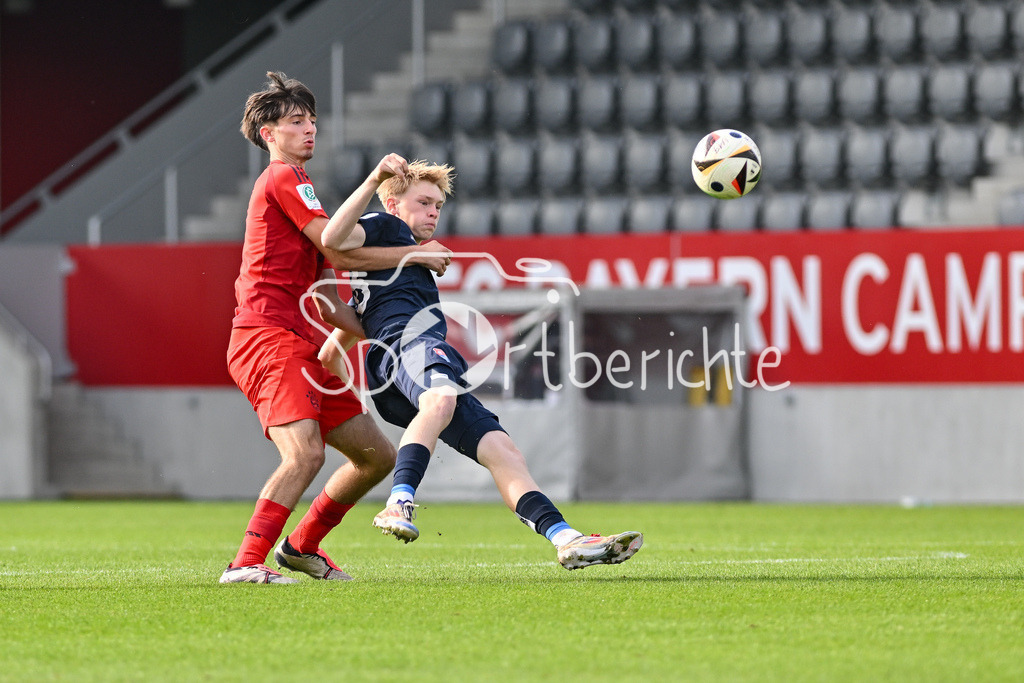 FC Bayern München U19 - SpVgg Unterhaching U19 | Im Duell Roko MIJATOVIC (FC Bayern München U19 #4) und Lorenz LEGER (SpVgg Unterhaching U19 #18) / Zweikampf