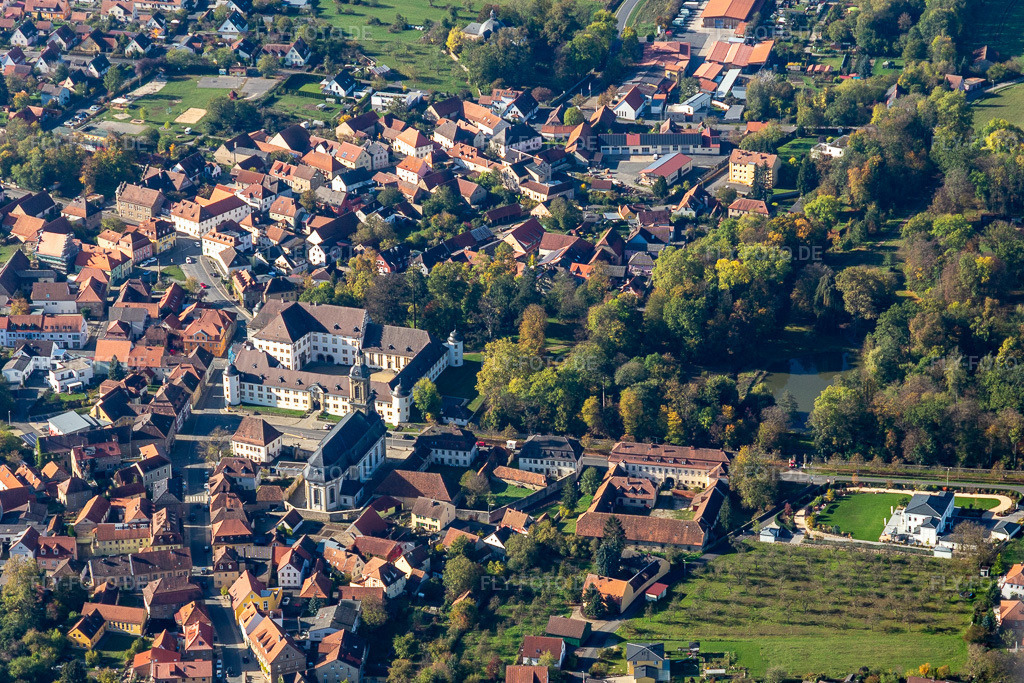 Luftbild: Graf Schönborn - Schloss Wiesentheid, Mauritiuskirche und Alte Kanzleihäuser in Wiesentheid im Bundesland Bayern in Deutschland.Foto: IMG_119580.jpg vom 26.10.2019 durch Werner Riehm/FLY-FOTO.deHaus Schönborn - Graf von SchönbornWWW.MAURITIUSKIRCHE-WIESENTHEID.DE