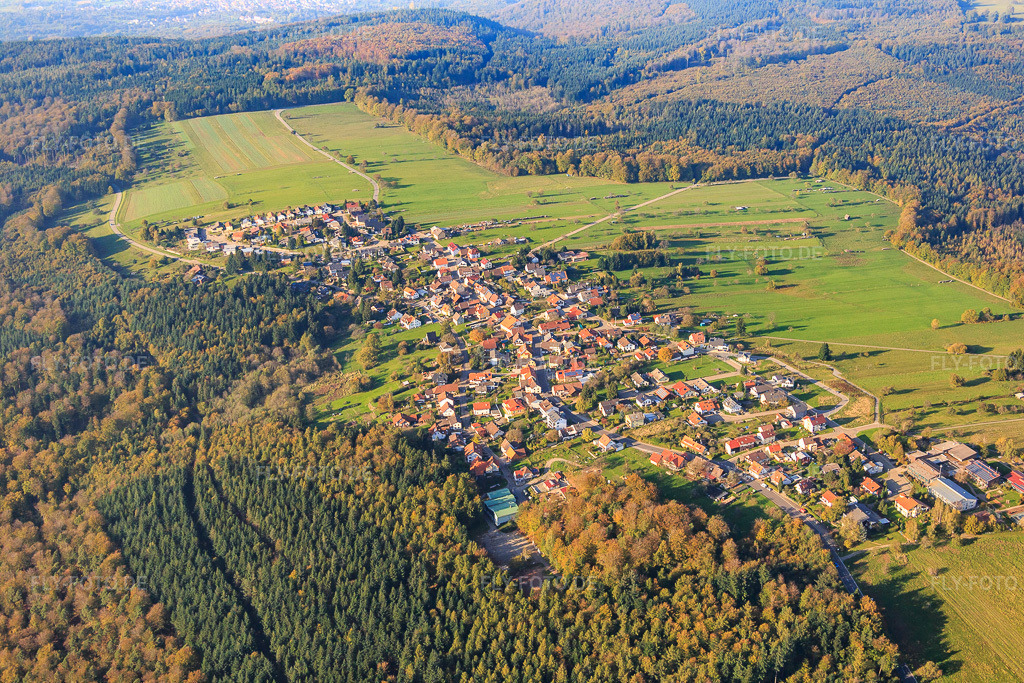 Luftbild: Ortsansicht von Südosten im Ortsteil Freiolsheim in Gaggenau im Bundesland Baden-Württemberg in Deutschland. Foto: IMG_075358.jpg vom 26.10.2014 durch Werner Riehm/FLY-FOTO.deAuflösung des Originals: 5472 x 3648 px