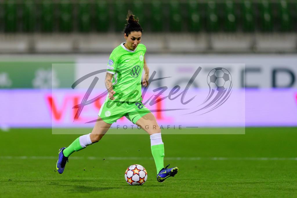 WOBJUV20211118_090 | Fussball, Frauen: Sara Doorsoun (VfL Wolfsburg) in Aktion, am Ball, Einzelaktion bei dem Spiel der UEFA Women´s Champions League zwischen VfL Wolfsburg und Juventus Turin im AOK-Stadion am 18.11.2021 in Wolfsburg, Deutschland. - Realisiert mit Pictrs.com