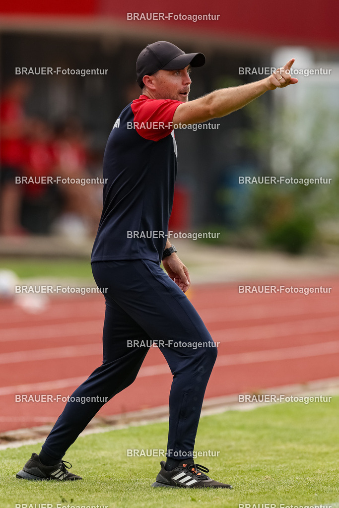 1_SVSKFC_20250726_1448.JPG -  - SV Schermbeck - KFC Uerdingen  - Testspiel | Schermbeck, Deutschland, 26.07.25: Trainer Julian Stöhr (KFC Uerdingen) gestikuliert, Gestik während des Testspiel Spiels zwischen SV Schermbeck - KFC Uerdingen  in der Volksbank Arena am 26. July 2025 in Schermbeck, Deutschland. (Foto von Stefan Brauer/Brauer-Fotoagentur)