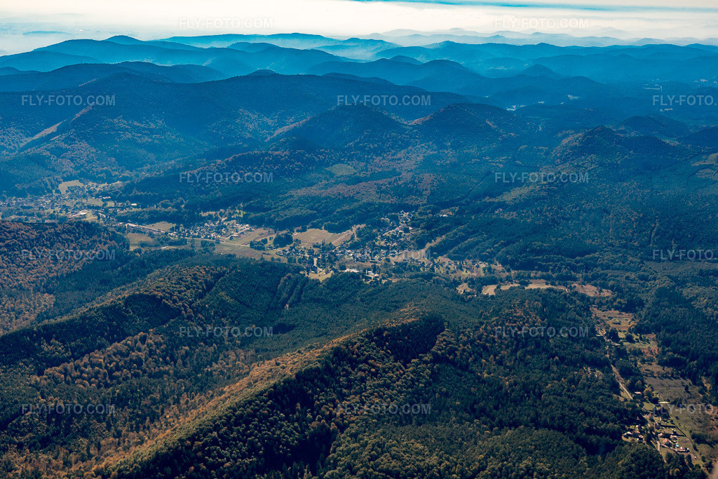 Aerial view: View of the town in Obersteinbach in the state Bas-Rhin, France.Photo: IMG_095119.jpg taken on 10/16/2016 by Werner Riehm/FLY-FOTO.comResolution of the original: 5406 x 3604 px