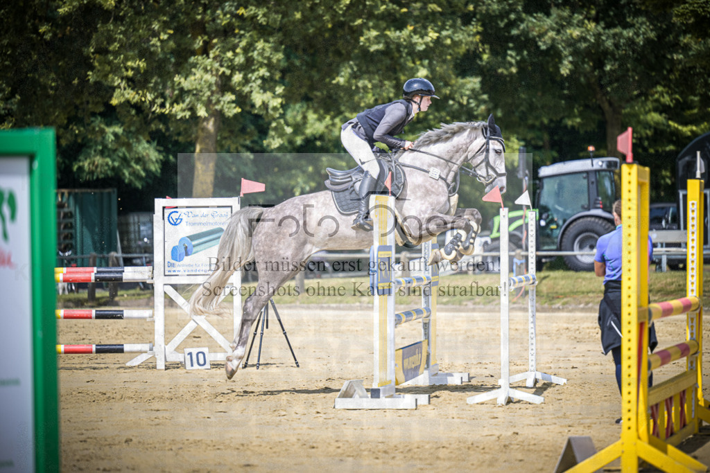 DOS_7753 | Entdecke hochwertige Reitturnierfotos von Foto Oger. Professionell, emotional und authentisch – jetzt Lieblingsmomente im Shop bestellen.Deutschlandweite Turnierfotografie. - Realisiert mit Pictrs.com