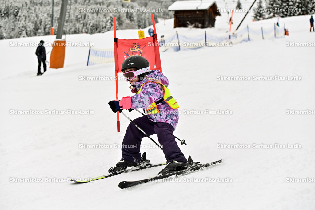 SRF_20.02.2026_0549 | Skirennfotos,Serfaus,Fiss,Ladis,Kinderskirennen,Winter,Tirol,Oberland,skirace,SFL,feelfree,weil wir's genießen,ski,Ski,skifahren,Sonnenplateau, - Realisiert mit Pictrs.com