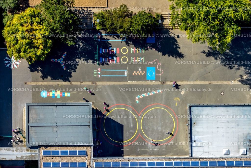 Sprockhoevel220808114 | Luftbild, Mathilde-Anneke-Schule, Formen und Farben auf dem Schulhof, Niedersprockhövel, Sprockhövel, Ruhrgebiet, Nordrhein-Westfalen, Deutschland