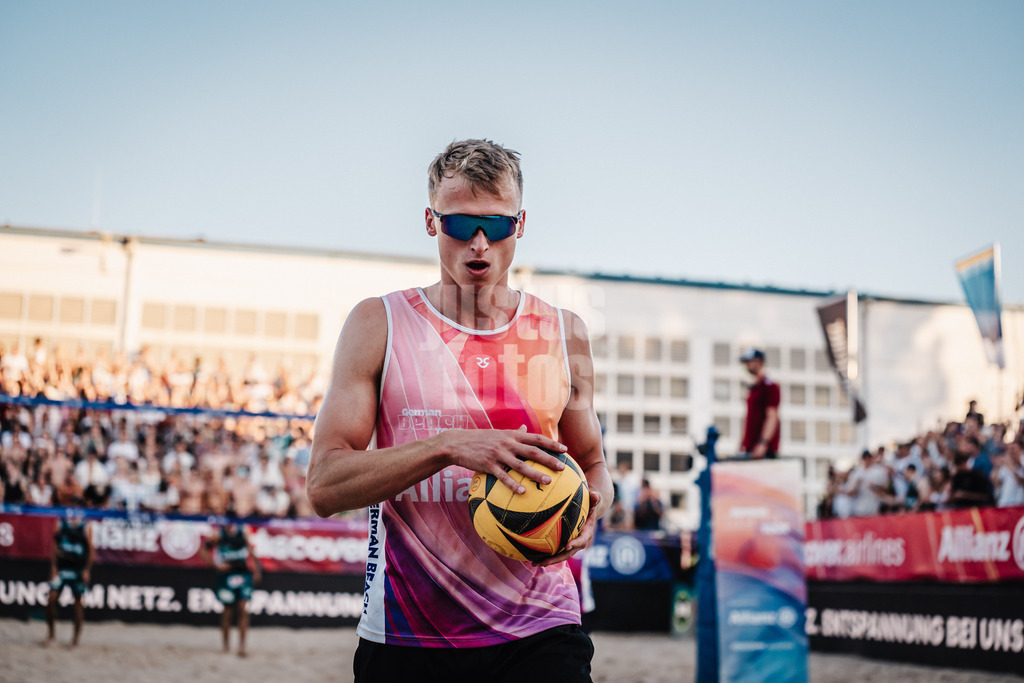 Beachvolleyball | Männer | Allianz German Beach Tour 2025 | Tourstop Berlin | 16.08.2025 | Cedrik Moede geht zum Aufschlag